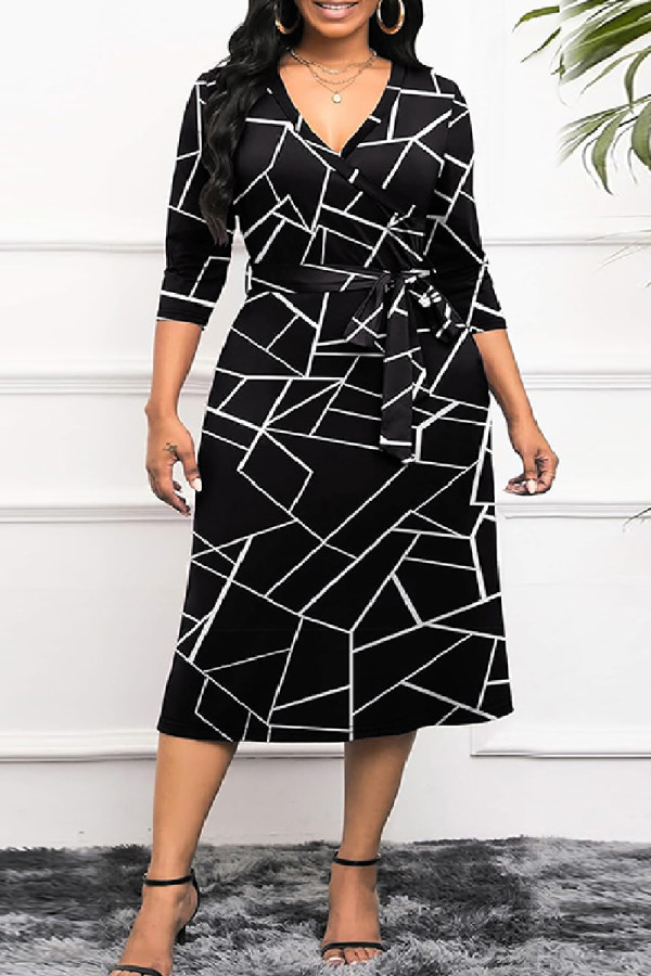 Черное повседневное платье с принтом и поясом с V-образным вырезом Платья больших размеров