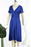 Blaues, lässiges, festes Patchwork-Kleid mit V-Ausschnitt und kurzen Ärmeln
