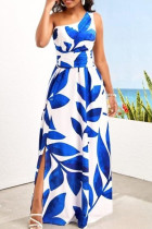 Vestido estampado azul elegante em patchwork com abertura alta e um ombro
