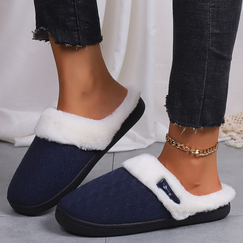 Zapatos cómodos y abrigados redondos en contraste con retales de vida informal azul marino