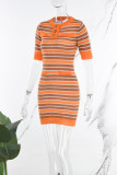 Orangefarbene Kleider mit süßem, gestreiftem Patchwork und Knöpfen, O-Ausschnitt und Wickelrock