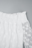 Белые повседневные платья с открытыми плечами и длинными рукавами в горошек