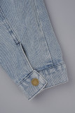 Die Cowboy-blaue, lässige, solide Patchwork-Jeansjacke mit Umlegekragen, langen Ärmeln und normaler Passform