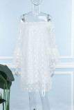 Белые повседневные платья с открытыми плечами и длинными рукавами в горошек