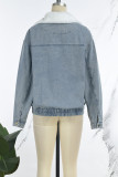 Die Cowboy-blaue, lässige, solide Patchwork-Jeansjacke mit Umlegekragen, langen Ärmeln und normaler Passform