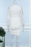 Weiße, sexy, solide Patchwork-Kleider mit durchsichtigem, gefaltetem, perlenbesetztem V-Ausschnitt und Wickelrock