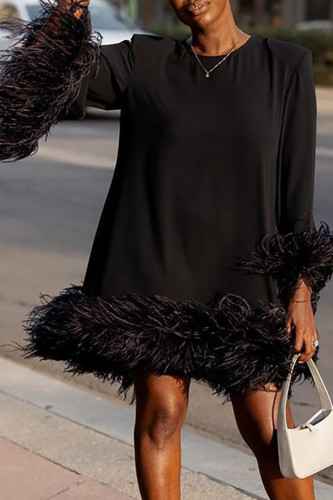 Черные уличные однотонные лоскутные прямые платья с круглым вырезом и перьями