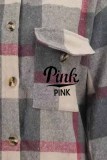 Top con colletto couverture con lettera stampata a righe rosa rossa