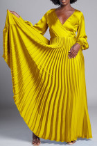 Vestidos de línea A con cuello en V plisados ​​de retazos lisos elegantes amarillo dorado