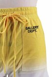 Pantalones rectos con estampado de letras y cintura media amarillos