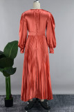 Orangefarbenes, lässiges, solides Patchwork-Plissee-langes Kleid mit O-Ausschnitt