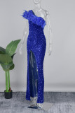 Синее сексуальное вечернее платье в стиле пэчворк с блестками и перьями и разрезом на спине с косым воротником.