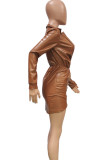 Vestidos de falda envueltos con cuello en V con pliegues de color liso informal marrón