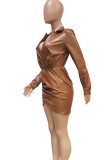 Vestidos de falda envueltos con cuello en V con pliegues de color liso informal marrón