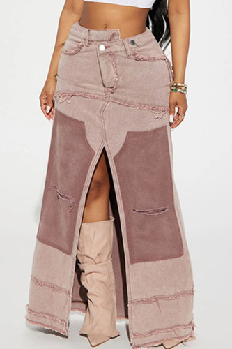 Rosafarbene Street-Patchwork-Hose mit Rissen und Taschenknöpfen, Schlitzreißverschluss, normaler niedriger Taille und herkömmlicher Patchwork-Hose