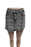 Pantalones cortos de mezclilla regular de cintura media con cremallera y botones de bolsillo de patchwork liso gris