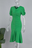 Зеленые элегантные однотонные платья-русалка с пряжкой в ​​стиле пэчворк и воланами с V-образным вырезом