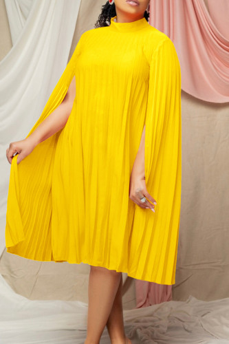 Os retalhos contínuos elegantes amarelos plissaram vestidos retos de meia gola alta