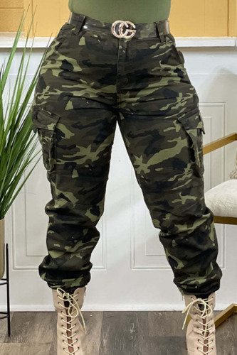 Pantalones con estampado de camuflaje y bolsillos con retazos y cremallera regular de cintura alta con estampado completo en color verde