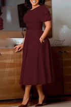 Elegantes, solides Patchwork-Kleid in Burgunderrot mit Gürtel und O-Ausschnitt in A-Linie