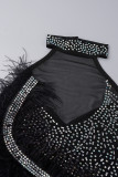 Vestidos de falda envueltos con cuello en O y plumas de retazos de perforación en caliente elegantes negros