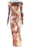 Vestidos de falda de un paso con hombros descubiertos y patchwork con estampado de calle marrón