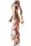 Коричневые платья-юбка на один шаг с открытыми плечами и уличным принтом в стиле пэчворк