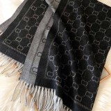 Bufanda con borlas de letras casuales negras