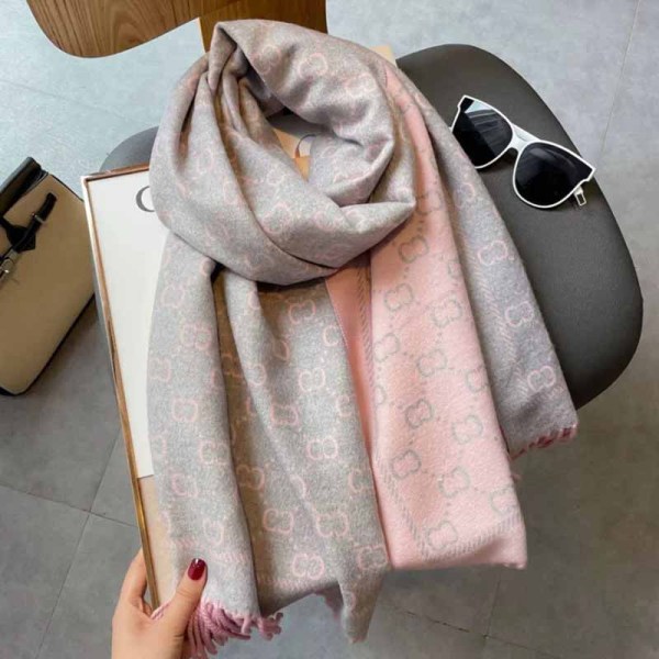 Серо-розовый повседневный шарф с кисточками и буквами