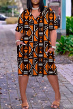Erdgelbes, legeres, kurzärmliges Basic-Kleid mit V-Ausschnitt und Print