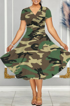 Patchwork-Kleid mit V-Ausschnitt und kurzen Ärmeln im Camouflage-Stil mit lässigem Aufdruck