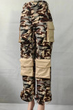 Pantalones rectos con estampado completo y estampado de camuflaje callejero con cremallera y bolsillos con retales color marrón oscuro