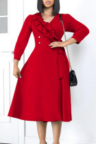 Botões de retalhos sólidos elegantes vermelhos dobram vestidos em linha com decote em V