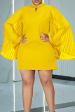 Желтые элегантные однотонные выдолбленные лоскутные карманы с горячими дрелью плиссированные прямые платья с круглым вырезом