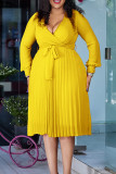 Patchwork solido elegante giallo con abiti a pieghe con scollo a V e cintura