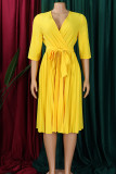 Patchwork solido elegante giallo con abiti a pieghe con scollo a V e cintura
