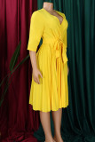 黄色のエレガントな固体パッチワーク ベルト付きプリーツ V ネック A ライン ドレス