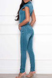 Macacão jeans skinny de manga curta com gola aberta e fivela de bolso em cor sólida azul claro