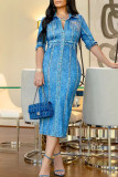 Синие платья-юбки с запахом и отложным воротником с принтом в стиле пэчворк и пряжкой