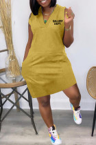 Желтые повседневные платья без рукавов с V-образным вырезом и карманами в стиле пэчворк