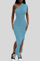 Himmelblaues, einfarbiges, langes Patchwork-Kleid mit hoher Öffnung und schrägem Kragen