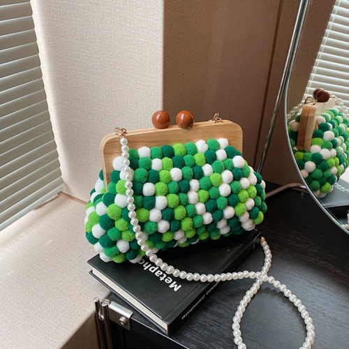 Grüne, süße Urlaubs-Taschen mit Perlenfell-Bällen in Blockfarben