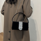 Rosa Promi-Taschen mit eleganten, massiven Ketten und Strasssteinen