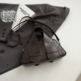 Schwarze, lässige Vintage-Taschen mit massiven Nieten und Metallaccessoires