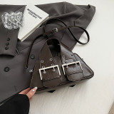 Schwarze, lässige Vintage-Taschen mit massiven Nieten und Metallaccessoires