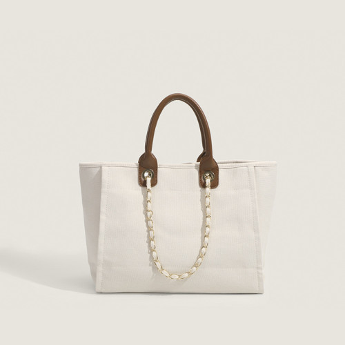 Witte dagelijkse eenvoud, contrasterende tassen met effen kettingen