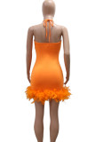 Orange Sexiga solida paljetter Patchwork Genomskinliga fjädrar Mesh Halter inslagna kjolklänningar