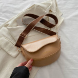 ダークブラウンのシンプルさレタープリントメタルアクセサリー装飾非対称バッグ