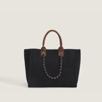 Zwarte dagelijkse eenvoud, contrasterende tassen met effen kettingen