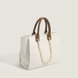 Witte dagelijkse eenvoud, contrasterende tassen met effen kettingen